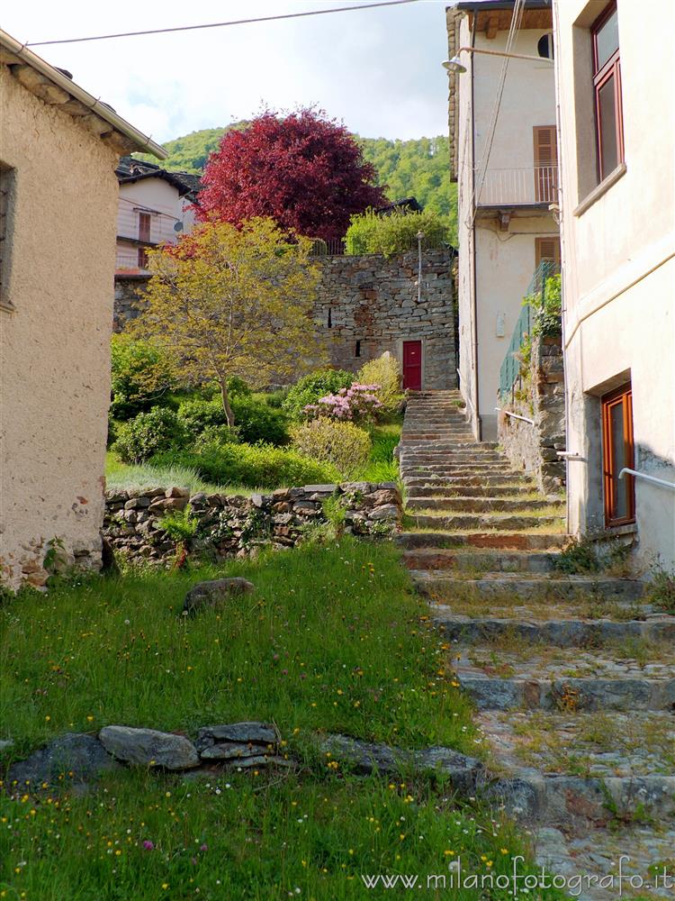 Montesinaro frazione di Piedicavallo (Biella) - Colori primaverili nel paese